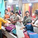 हैंडलूम एक्सपो में बुनकरों द्वारा दिया जा रहा है आकर्षक डिस्काउंट…
