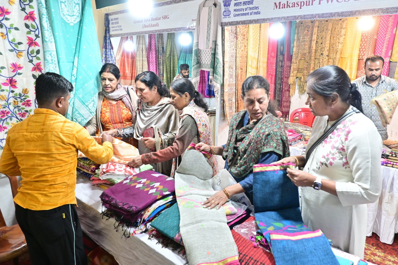 हैंडलूम एक्सपो में बुनकरों द्वारा दिया जा रहा है आकर्षक डिस्काउंट…