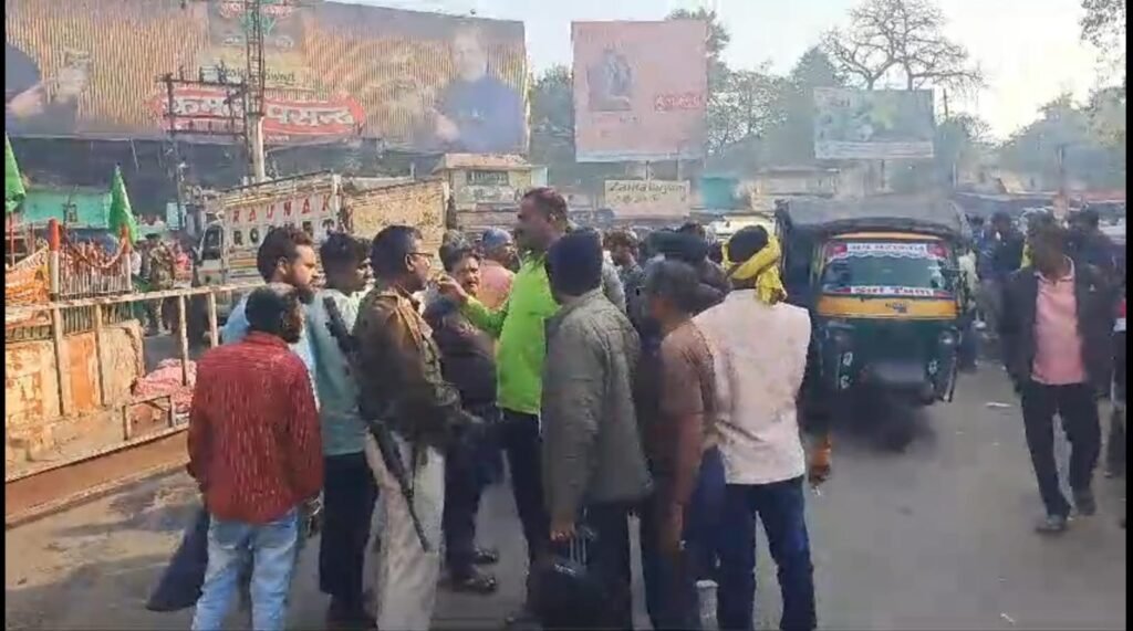 तेज रफ्तार ट्रक ने छीनी मां की जिंदगी, मासूम बच्ची अस्पताल में जूझ रही जिंदगी की जंग…