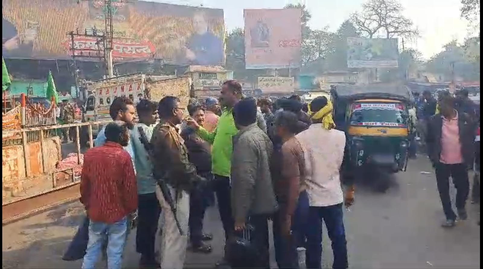 तेज रफ्तार ट्रक ने छीनी मां की जिंदगी, मासूम बच्ची अस्पताल में जूझ रही जिंदगी की जंग…