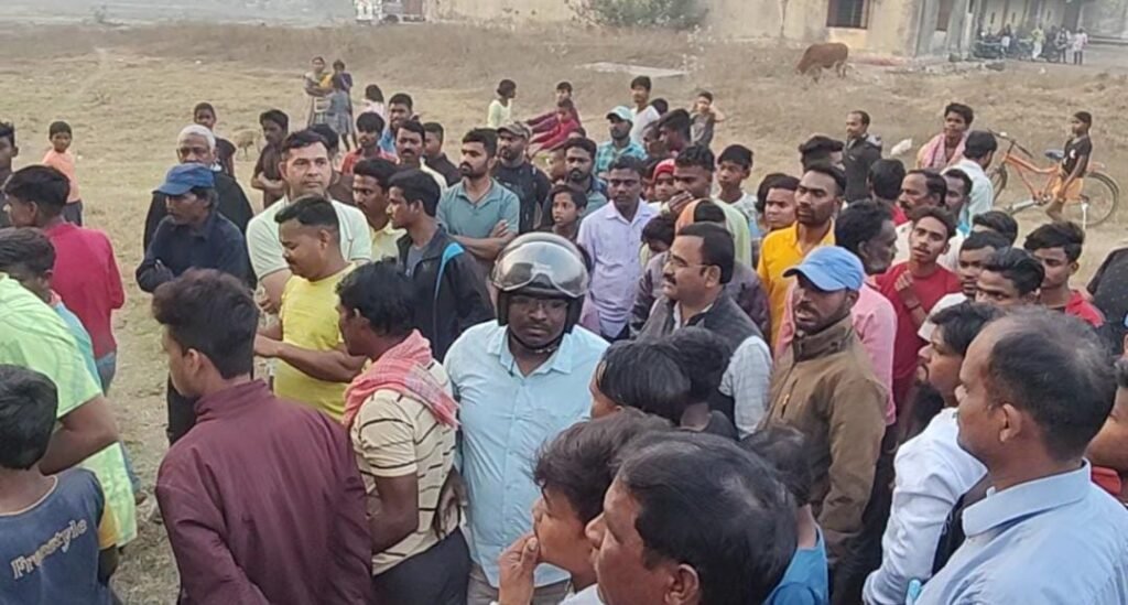 VELENTINE SIDE EFFECTS पंचायत कचहरी ऑफिस बना रोमांस का अड्डा…प्रेमालाप करते रंगे हाथ धरे गए प्रेमी युगल, ग्रामीणों के भारी विरोध के बीच दोनों प्रेमी जोड़ी को लाया गया थाना…जानिए फिर क्या हुआ…