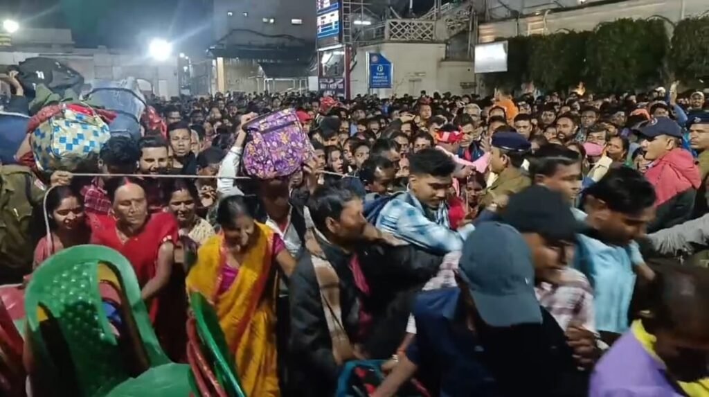 दिल्ली की तरह आसनसोल रेलवे स्टेशन पर भी हो जाता बड़ा हादसा अगर यात्रियों की भीड़ को सही समय पर नही संभाल पाती रेलवे सुरक्षा बल…