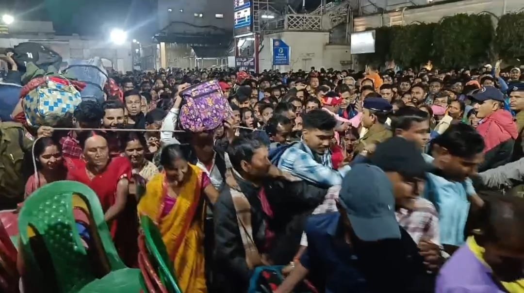 दिल्ली की तरह आसनसोल रेलवे स्टेशन पर भी हो जाता बड़ा हादसा अगर यात्रियों की भीड़ को सही समय पर नही संभाल पाती रेलवे सुरक्षा बल…