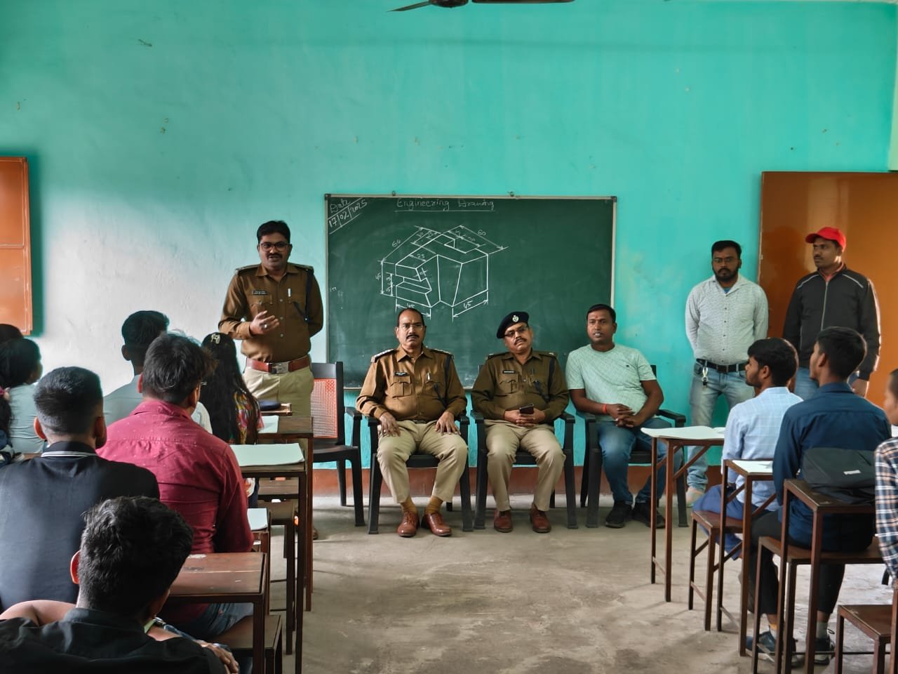 पुलिस की पाठशाला में छात्रों को बताया गया साइबर अपराध से निबटने का तरीका, जालसाजी से सावधान रहने की अपील…