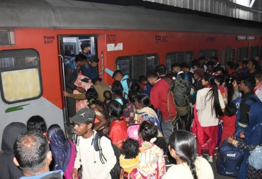 महाकुंभ जाने वाले श्रद्धालुओं ने धनबाद स्टेशन पर ट्रेन पर किया कब्जा, पटरी पर गिरे 2 यात्री…