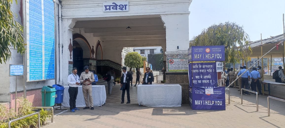 तीन स्तरीय सुरक्षा घेरा मे महाकुम्भ स्नान के लिये भेजे गए आसनसोल रेलवे स्टेशन से सैकड़ों श्रद्धालु…यात्रियों ने कहा बाकि सब भगवान भरोसे…