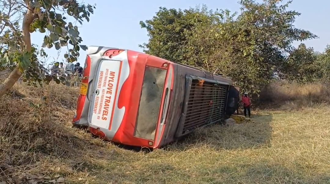 पश्चिम बंगाल आसनसोल से खुलकर जामताडा होते हुए श्रद्धालुओं को लेकर कुम्भ जाने वाली बस हुई दुर्घटना ग्रस्त…