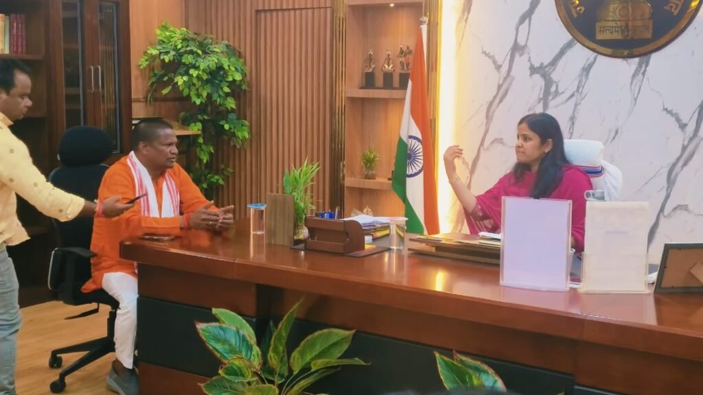 सांसद ढुल्लू महतो के नेतृत्व में भाजपा प्रतिनिधिमण्डल धनबाद के उपायुक्त से मिला एवं सिंदरी डोमगढ में FCIL के तुगलकी फरमान से अवगत कराया…