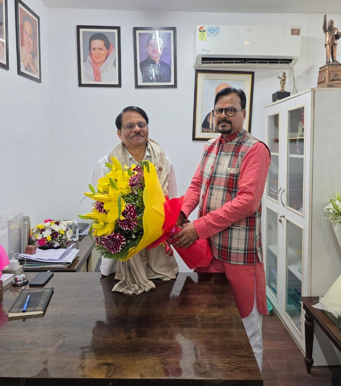 कांग्रेस नेता अशोक सिंह दिल्ली में मिले झारखंड के नए प्रभारी से,दिया झारखंड आने का निमंत्रण…