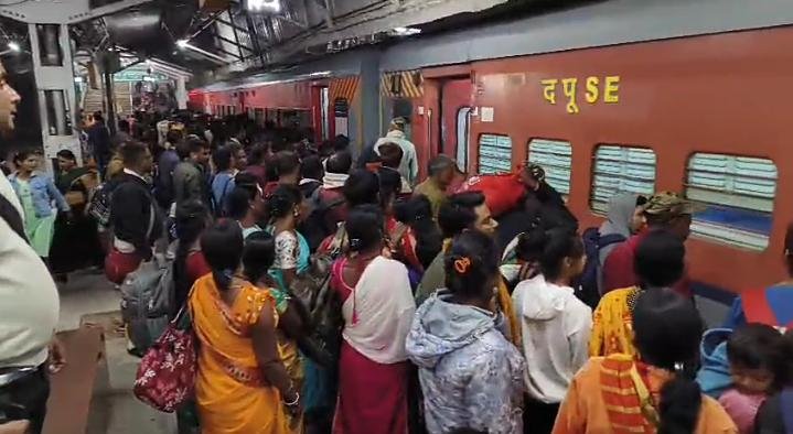 महाकुंभ जाने के लिए स्टेशनों पर उमड़ रहीं है महा जन सैलाब… सुरक्षित यात्रा के लिए व्यवस्था में जुटा रेलवे और जिला प्रशासन…