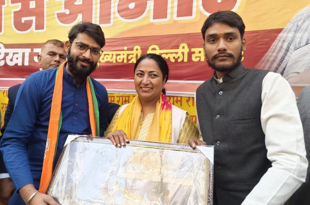 सोशल मीडिया हेड आशीष सिंह सूर्यवंशी ने अपने सहयोगी अंकित शुक्ला के साथ दिल्ली की नवनिर्वाचित मुख्यमंत्री रेखा गुप्ता से उनके आवास पर शिष्टाचार मुलाक़ात कर उन्हें बधाई दिया…