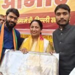 सोशल मीडिया हेड आशीष सिंह सूर्यवंशी ने अपने सहयोगी अंकित शुक्ला के साथ दिल्ली की नवनिर्वाचित मुख्यमंत्री रेखा गुप्ता से उनके आवास पर शिष्टाचार मुलाक़ात कर उन्हें बधाई दिया…