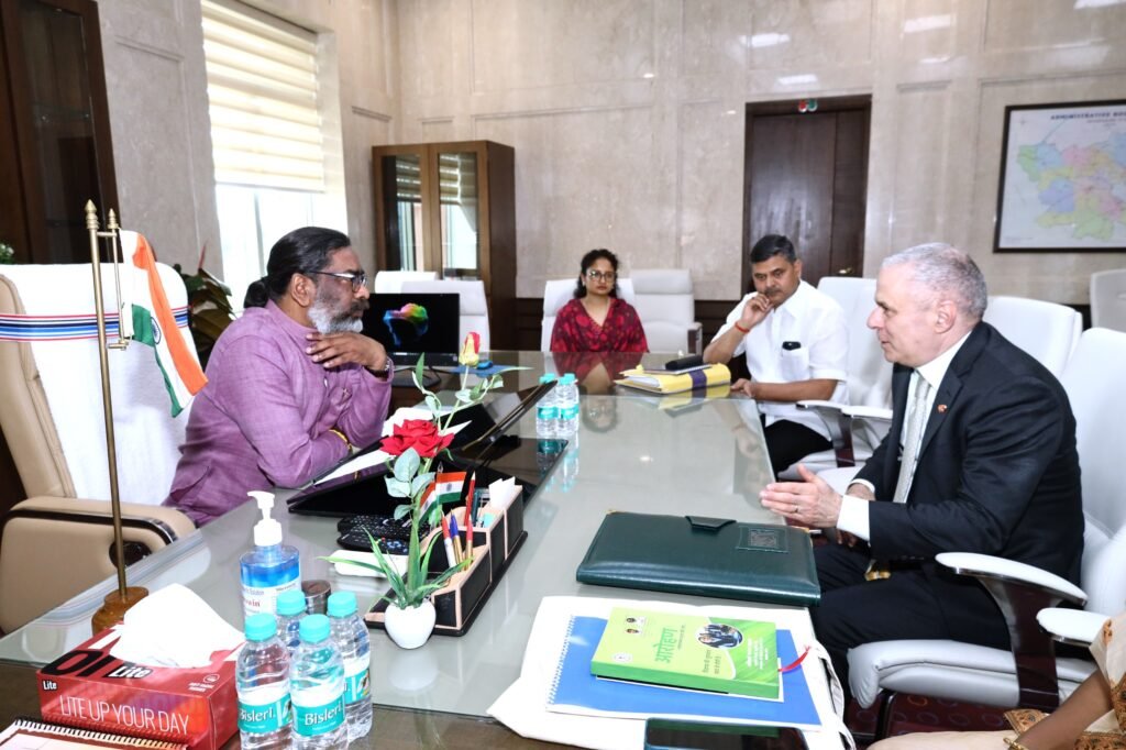 CM हेमन्त सोरेन से अंतरराष्ट्रीय संस्था वर्ल्डबीइंग के मुख्य कार्यपालक पदाधिकारी स्टीव लेवेन्थल (यूएसए) ने की मुलाकात, वर्ल्डबीइंग इंडिया फाउंडेशन द्वारा झारखंड में आदिवासी युवाओं को सशक्त बनाने हेतु किए जा रहे कार्यों से कराया अवगत…
