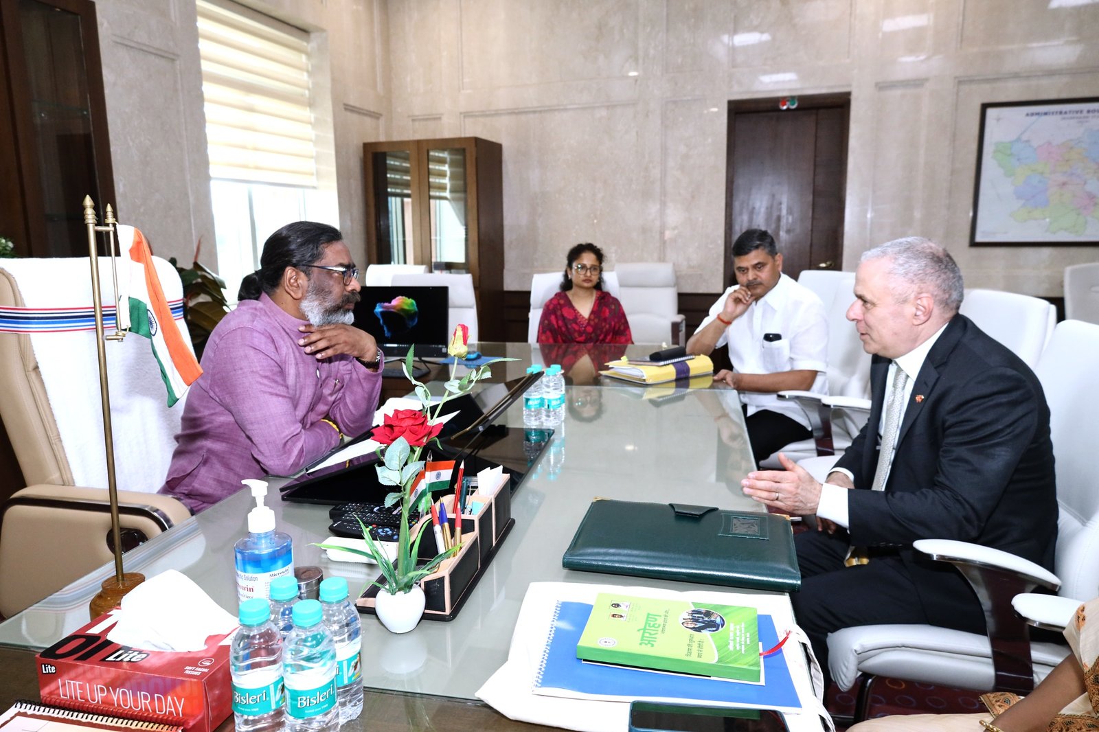 CM हेमन्त सोरेन से अंतरराष्ट्रीय संस्था वर्ल्डबीइंग के मुख्य कार्यपालक पदाधिकारी स्टीव लेवेन्थल (यूएसए) ने की मुलाकात, वर्ल्डबीइंग इंडिया फाउंडेशन द्वारा झारखंड में आदिवासी युवाओं को सशक्त बनाने हेतु किए जा रहे कार्यों से कराया अवगत…