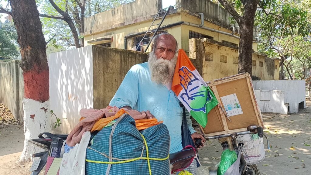 मिलिए 800KM से लेकर 1700KM की महा यात्रा पर निकले 74वर्षीय सनातनी बुजुर्ग प्रभात दास से …आस्था की डुबकी लगाने प. बंगाल से प्रयाग राज तक के लिए निकल पड़े है साइकिल से…