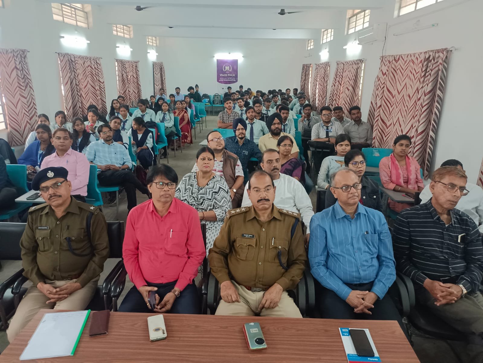 धनबाद पुलिस ने गुरुनानक कॉलेज में साइबर जागरूकता के लिए चलाया अभियान..साइबर अपराध से बचने के लिए छात्रों को दिया टिप्स…