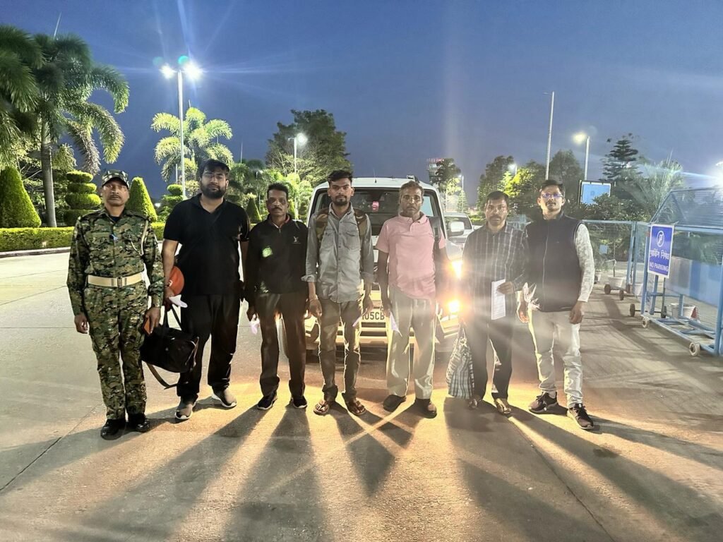 मुख्यमंत्री के आदेश पर टनल में फंसे श्रमिकों के परिजनों को हवाई जहाज से लेकर पदाधिकारी तेलंगाना रवाना…