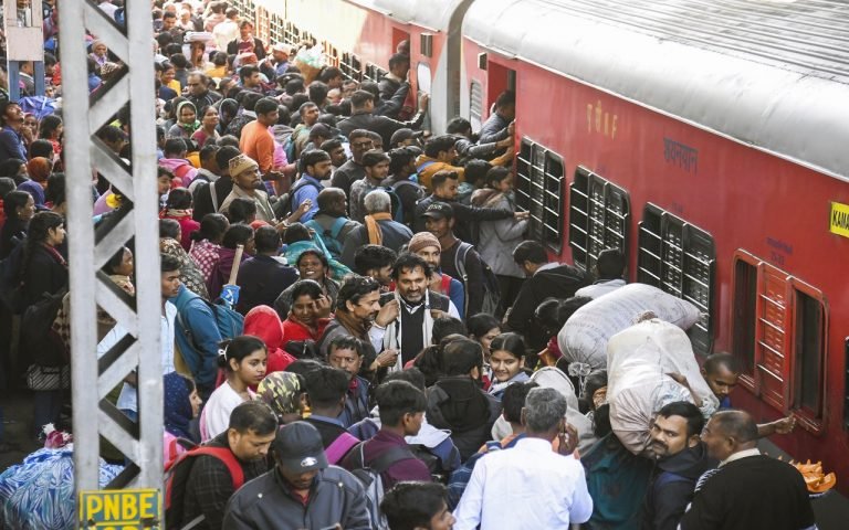 बिहार की ट्रेनें 15 घंटे तक लेट, तेजस राजधानी और संपूर्ण क्रांति 12 घंटे तो फरक्का 14 घंटे लेट पहुंची पटना…