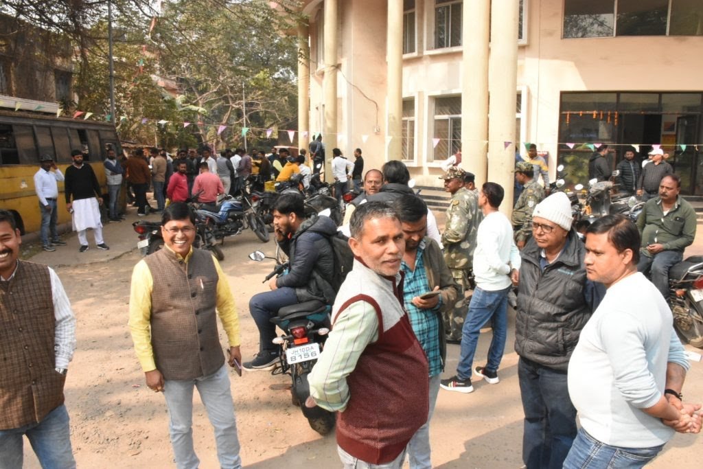 प्रमंडल की 25 योजनाओं का निकला टेंडर, थाना से बिका पेपर…