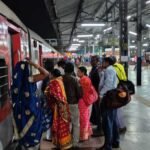 Dhanbad news: भीड़ को देखते हुए रेलवे ने रात 9.50 बजे चलायी कुंभ स्पेशल ट्रेन…