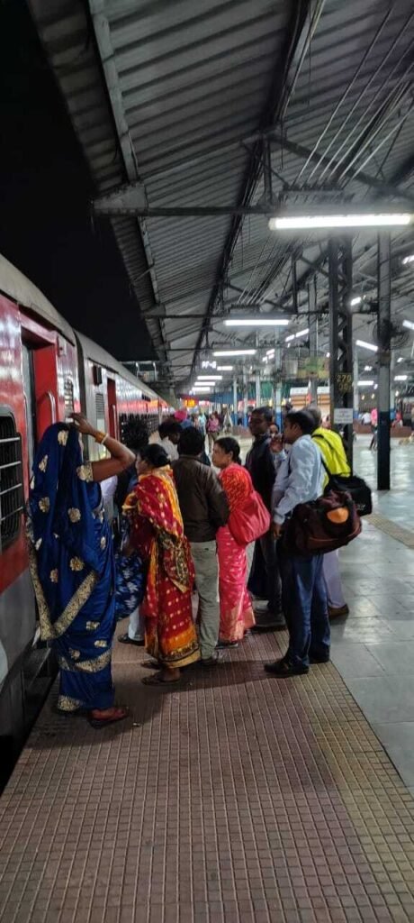 Dhanbad news: भीड़ को देखते हुए रेलवे ने रात 9.50 बजे चलायी कुंभ स्पेशल ट्रेन…