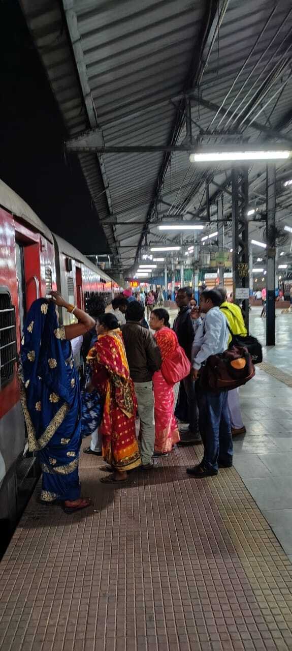 Dhanbad news: भीड़ को देखते हुए रेलवे ने रात 9.50 बजे चलायी कुंभ स्पेशल ट्रेन…