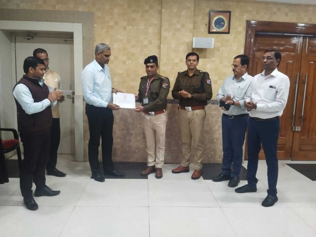 Dhanbad News: 25 रेलकर्मियों को डीआरएम ने दिया संरक्षा पुरस्कार….