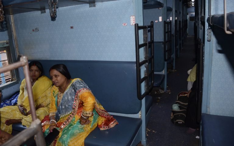 Dhanbad News: अधिकांश खाली सीट के साथ दो घंटे के अंदर दो कुंभ स्पेशल ट्रेनें चली…