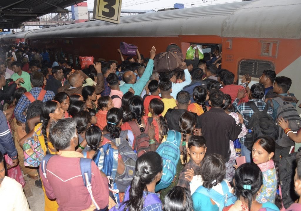 Dhanbad news: कोलफील्ड दूसरे दिन भी रही रद्द, स्टेशन पर उमड़ी भीड़, ट्रेनों में मारामारी…