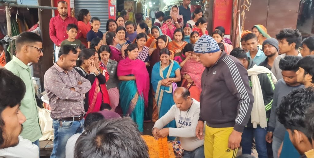 कुंभ स्नान कर लौट रहे राजगंज के कपड़ा व्यवसायी के पुत्र की मौत, शव पहुंचते ही मचा कोहराम…