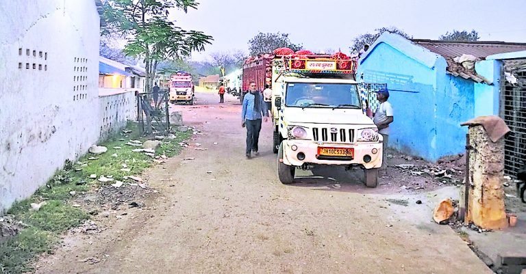 झरिया बाजार समिति की दुकानों पर दबंगों का कब्जा, सचिव ने की जांच, नोटिस….