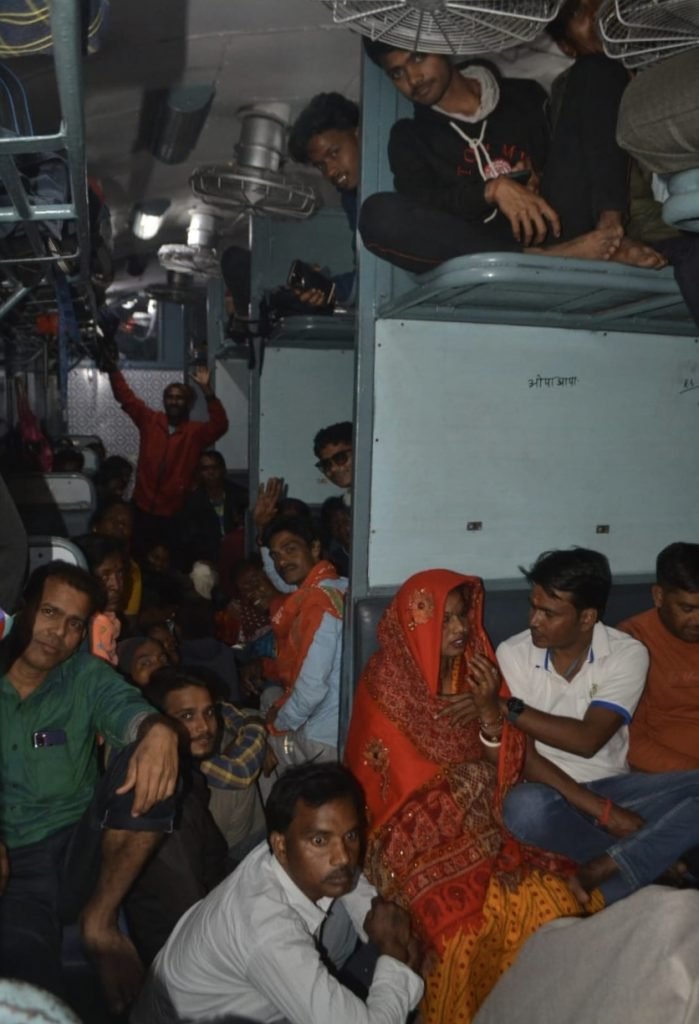 Dhanbad News : शाम में प्लेटफॉर्म पर लगा दी गयी कुंभ स्पेशल, आते रहे यात्री, ट्रेन में हुए सवार…