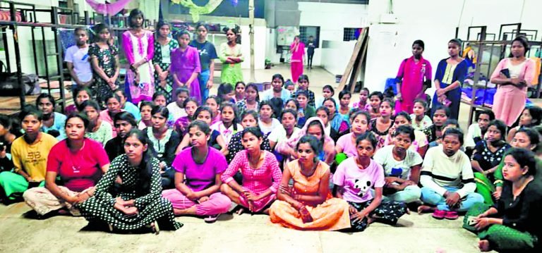 Dhanbad News :दक्षिण 24 परगना में 15 दिनों से कंपनी के अंदर फंसी पंचेत की एक सौ युवतियां…