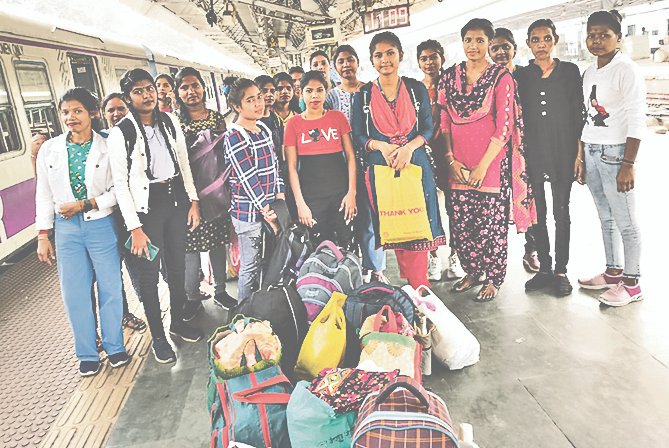 Dhanbad News: कारखाने का गेट खुला, 15 दिनों बाद मुक्त हुईं कोलकाता में कैद पंचेत की 95 युवतियां, लौटीं घर….