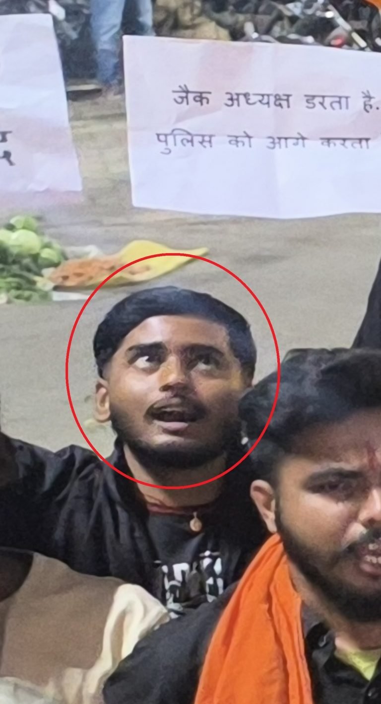 Giridih News :प्रश्नपत्र लीक के खिलाफ आयोजित आंदोलन में पोस्टर लेकर शामिल था आरोपी अंशु मिश्रा…