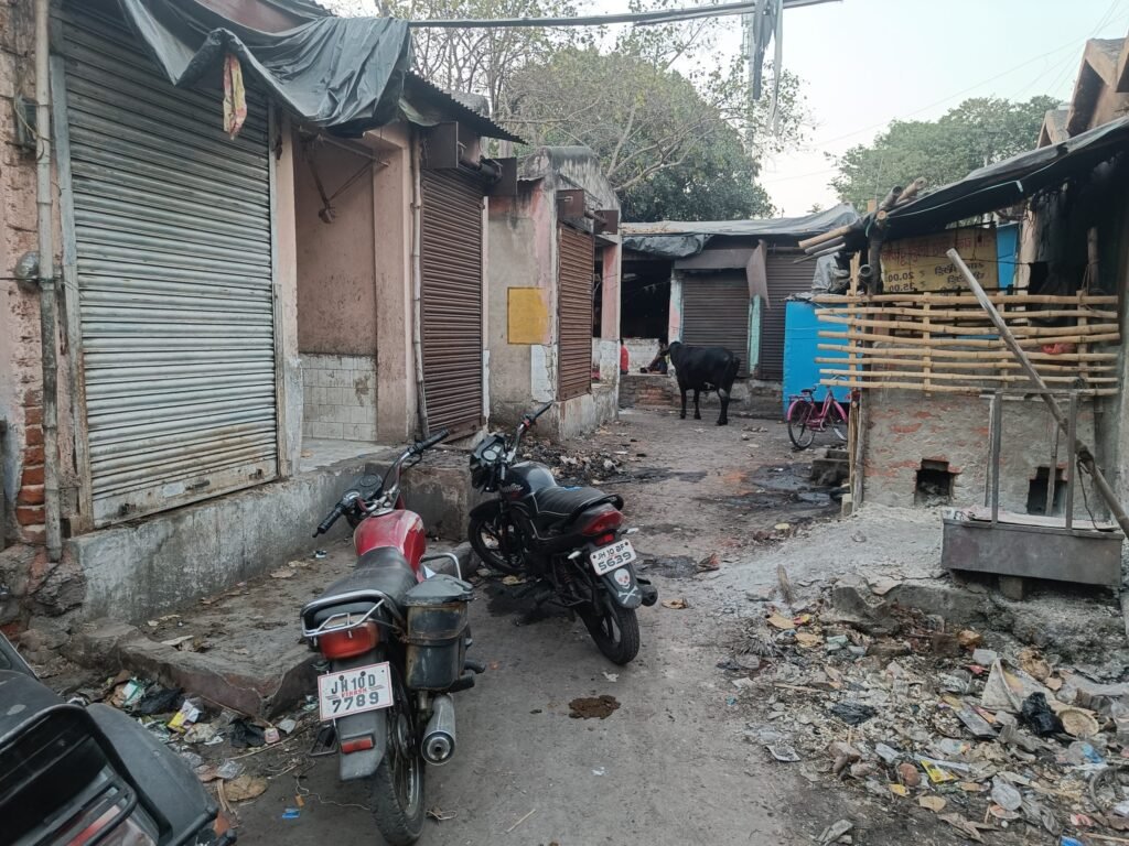 Dhanbad News: जुआरियों-नशेड़ियों का अड्डा बना कृषि हाट…