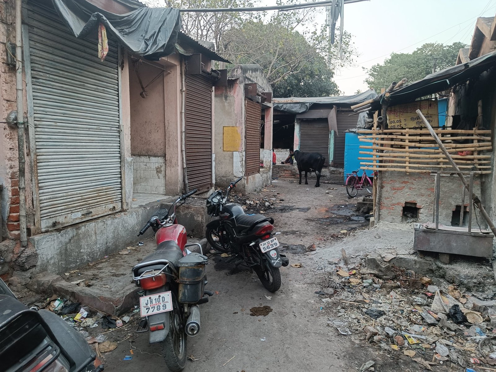 Dhanbad News: जुआरियों-नशेड़ियों का अड्डा बना कृषि हाट…