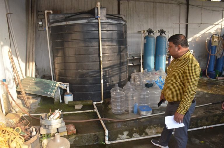 Dhanbad News : सप्लाई पानी से चल रहा था आरओ प्लांट, स्टैंड पोस्ट से कई घरों में दिया गया था पानी कनेक्शन…