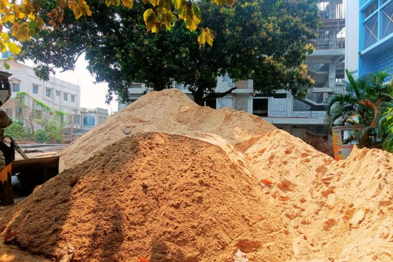 बंगाल के चालान पर धनबाद में हो रहा सफेद बालू का काला धंधा, कीमत प्रति हाइवा 40-45 हजार…