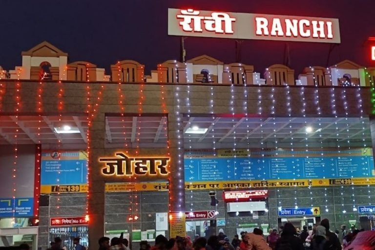 Mahakumbh 2025: महाकुंभ को लेकर रांची रेलवे स्टेशन पर भारी भीड़, पांच महिला यात्री बेहोश, ट्रेन छूटने पर हंगामा…