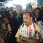 गिरिडीह हिंसा: रघुवर पहुंचे घोडथम्भा, प्रशासन पर लगाए गंभीर आरोप, कहा- झामुमो सरकार में एक पक्ष पर होता है हमला…