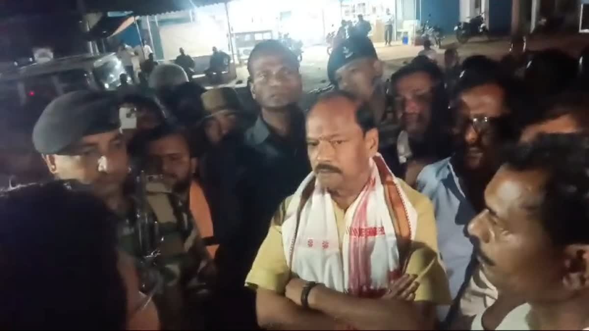 गिरिडीह हिंसा: रघुवर पहुंचे घोडथम्भा, प्रशासन पर लगाए गंभीर आरोप, कहा- झामुमो सरकार में एक पक्ष पर होता है हमला…