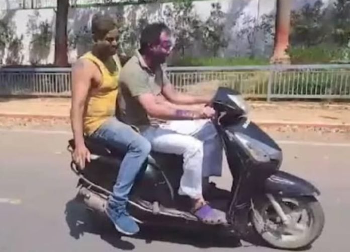 बिहार: सीएम आवास के आसपास स्कूटर चलाते समय हेलमेट न पहनने के लिए MLA तेज प्रताप यादव का कटा चालान…