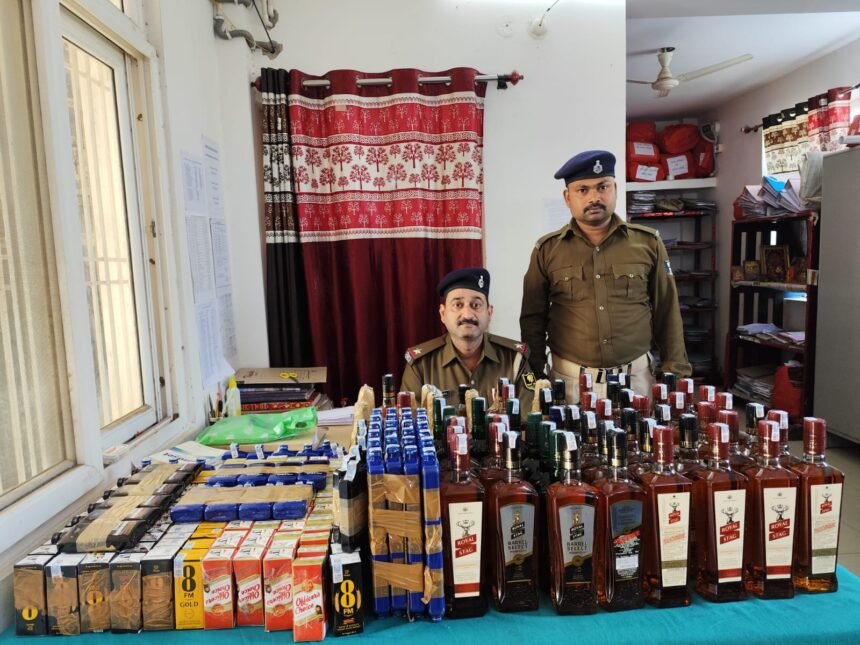 ऑटो की छत में बना था गुप्त तहखाना, पुलिस ने 216 लीटर शराब जब्त कर तस्कर को दबोचा…