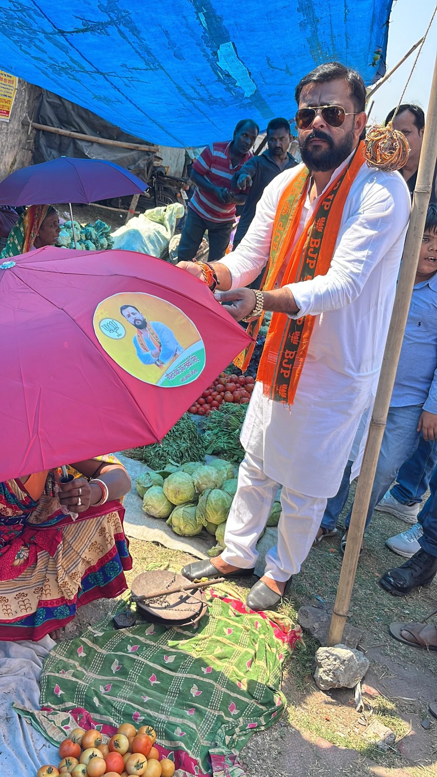 महिलाओं के सम्मान में दो सौ छाता वितरण…