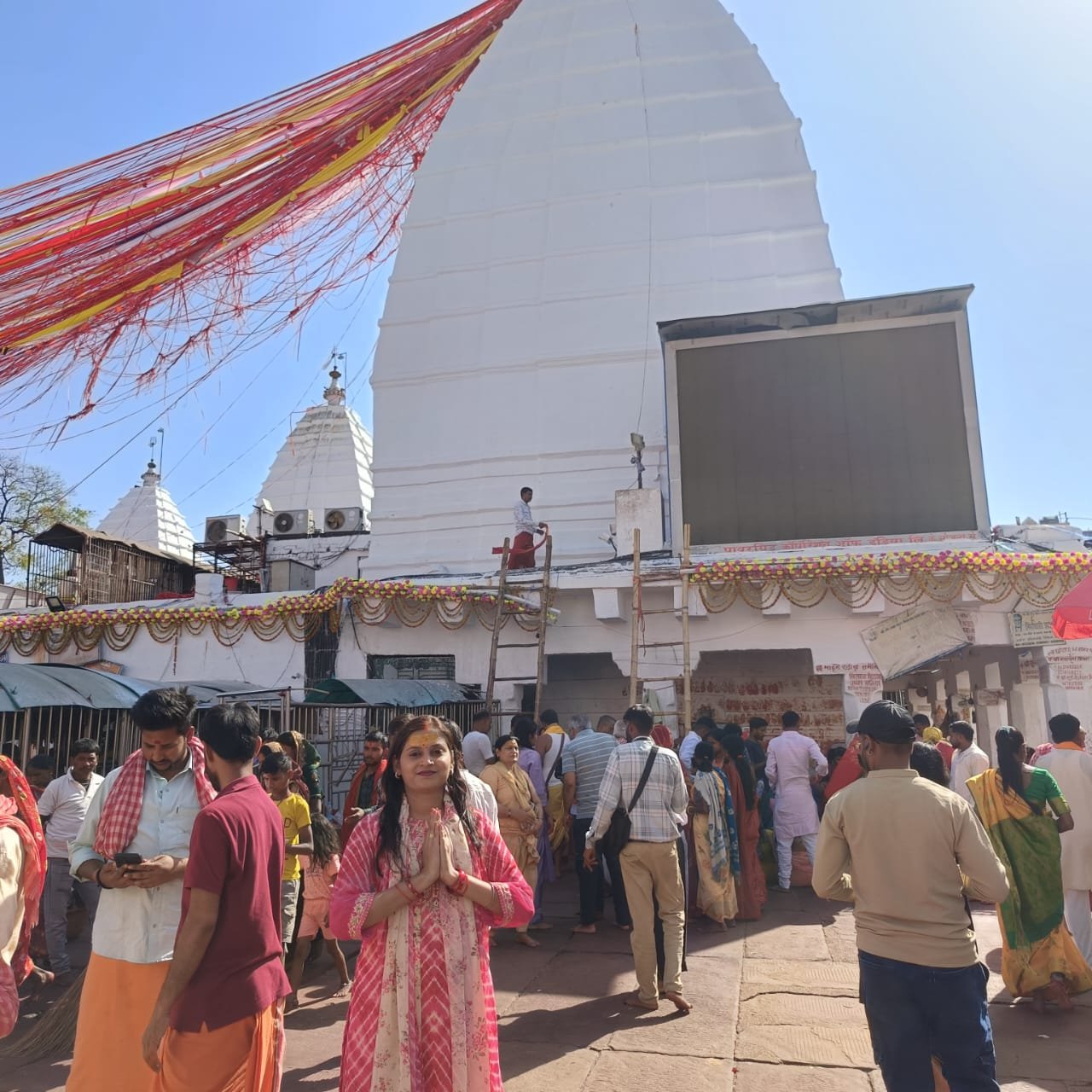 देवघर के बाबा मंदिर में जलार्पण और दर्शन पूजन के बाद गठबंधन चढ़ाने वालों की लगी होड़…