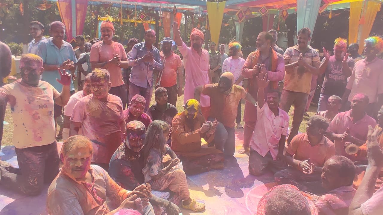 एसएसपी आवास पर होली समारोह का आयोजन, जवानो संग एसएसपी ने गाया फगुवा…