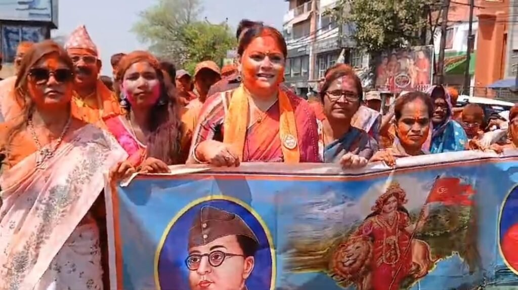 बंगाल मे होली को लेकर लगी पाबंदियों के बिच भाजपा की महिला विधायक ने निकाली होली की विशाल सोभा यात्रा…