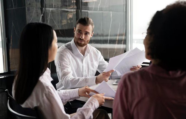 शादी नहीं तो नौकरी गई! चीनी कंपनी के अजीब फरमान से मचा बवाल….