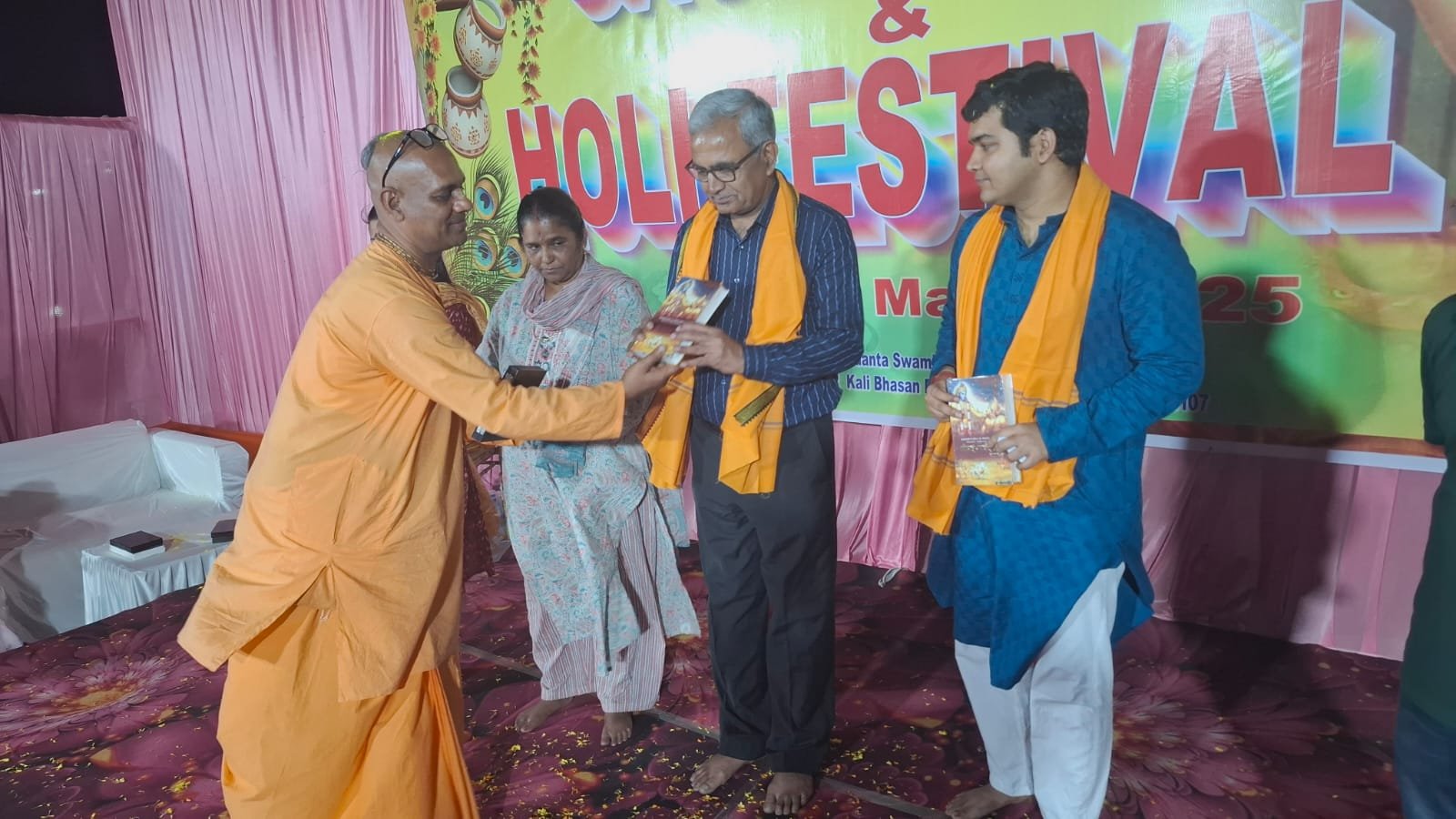 इस्कॉन मन्दिर स्थापना दिवस सह होली महाउत्सव के अवसर पर राधा रानी रासविहारी की धूमधाम से पूजा अर्चना की गई…